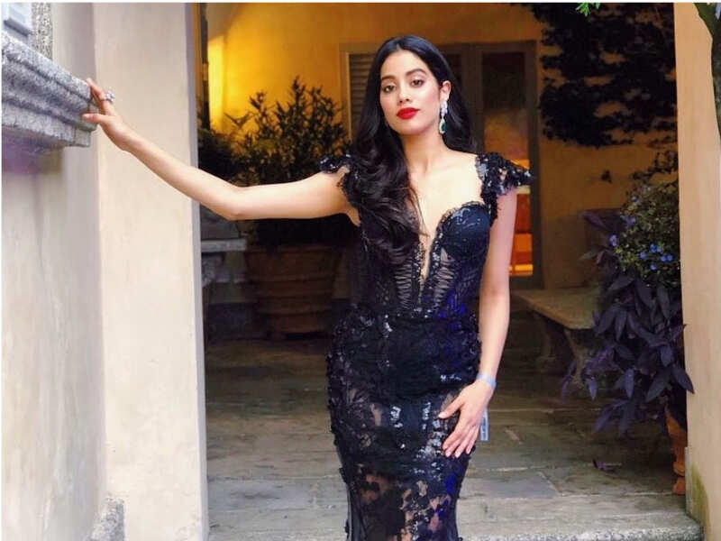 You simply cannot miss these fashion moments of Janhvi’s! You simply cannot miss these fashion moments of Janhvi’s!