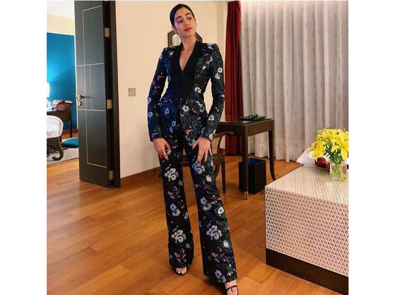 Janhvi Kapoor's floral pantsuit is making us want to wear one STAT! Janhvi Kapoor's floral pantsuit is making us want to wear one STAT!