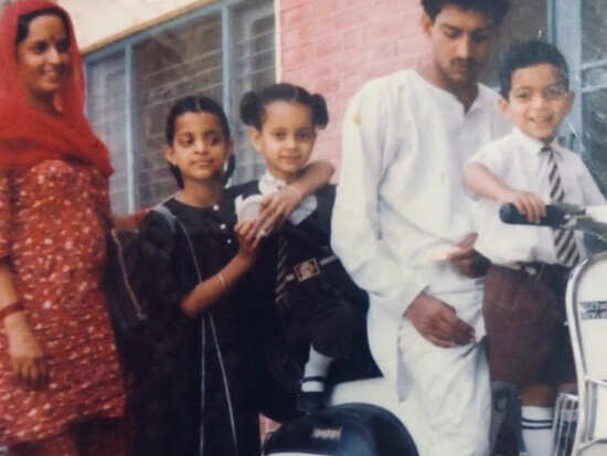 It's Rangoli Chandel's birthday and this throwback picture of the Ranaut family is so damn adorable! It's Rangoli Chandel's birthday and this throwback picture of the Ranaut family is so damn adorable!
